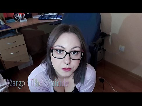 ❤️ Sexig tjej med glasögon suger Dildo djupt på kamera ☑ Fuckvideo at us ❌️